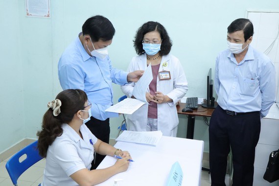 Thứ trưởng Bộ Y tế Đỗ Xu&acirc;n Tuy&ecirc;n kiểm tra c&ocirc;ng t&aacute;c ti&ecirc;m chủng vaccine Covid-19 tại Bệnh viện H&ugrave;ng Vương