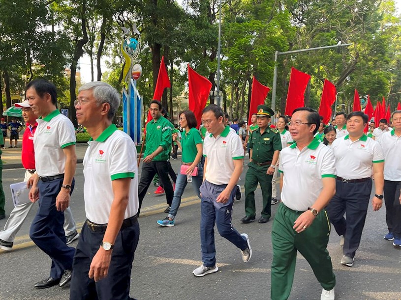 Ph&oacute; Chủ tịch UBND TP V&otilde; Văn Hoan c&ugrave;ng c&aacute;c đại biểu tham gia ng&agrave;y chạy Olympic