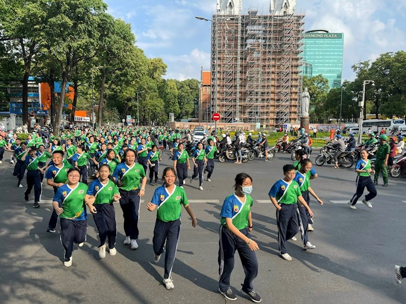 C&aacute;c em học sinh hưởng ứng tham gia ng&agrave;y chạy Olympic v&igrave; sức khỏe to&agrave;n d&acirc;n năm 2021