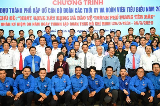 L&atilde;nh đạo TPHCM chụp h&igrave;nh kỷ niệm c&ugrave;ng c&aacute;n bộ đo&agrave;n c&aacute;c thời kỳ. Ảnh: VIỆT DŨNG