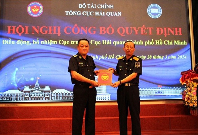 Tổng Cục Trưởng Tổng cục Hải quan Nguyễn Văn Cẩn trao quyết định cho &ocirc;ng Nguyễn Ho&agrave;ng Tuấn