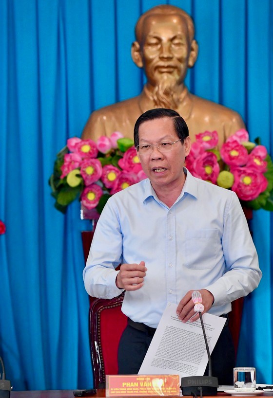 Chủ tịch UBND TPHCM Phan Văn M&atilde;i ph&aacute;t biểu tại toạ đ&agrave;m. Ảnh: VIỆT DŨNG
