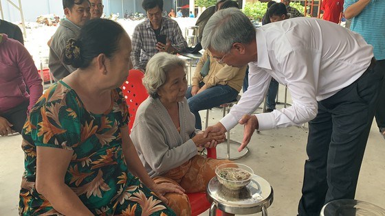 Ph&oacute; Chủ tịch UBND TPHCM V&otilde; Văn Hoan thăm, động vi&ecirc;n gia đ&igrave;nh c&aacute;c nạn nh&acirc;n. Ảnh: CH&Iacute; THẠCH&nbsp;