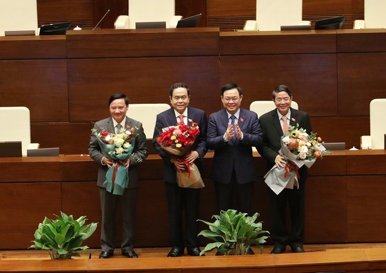 Chủ tịch Quốc hội Vương Đ&igrave;nh Huệ tặng hoa ch&uacute;c mừng 3 t&acirc;n Ph&oacute; Chủ tịch Quốc hội, s&aacute;ng 1-4. Ảnh: QUANG PH&Uacute;C&nbsp;