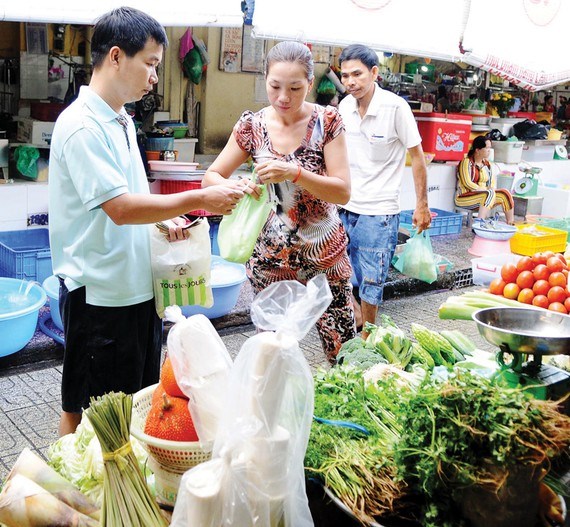 Tiểu thương tại c&aacute;c chợ d&acirc;n sinh phải giảm sử dụng 50% lượng t&uacute;i ni l&ocirc;ng kh&oacute; ph&acirc;n hủy