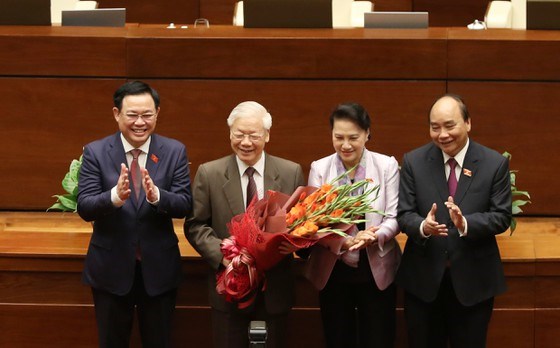 Chủ tịch Quốc hội Vương Đ&igrave;nh Huệ v&agrave; c&aacute;c đồng ch&iacute; l&atilde;nh đạo tặng hoa đồng ch&iacute; Nguyễn Ph&uacute; Trọng. Ảnh: VIẾT CHUNG