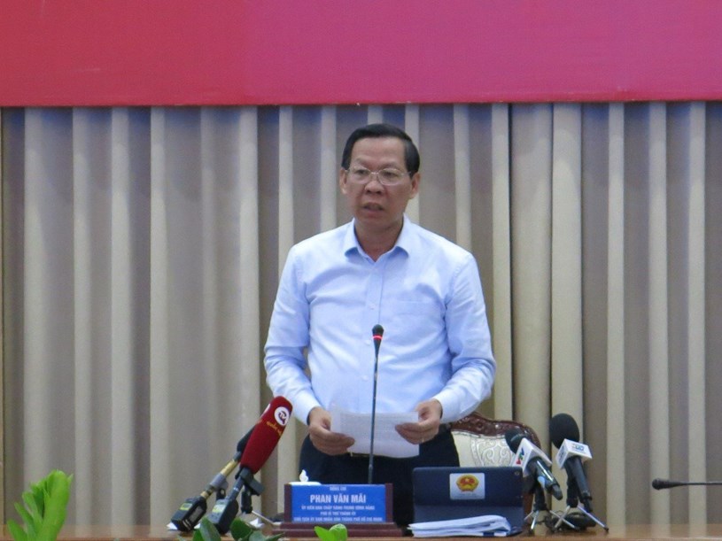 Chủ tịch UBND TPHCM Phan Văn M&atilde;i ph&aacute;t biểu tại phi&ecirc;n họp. Ảnh: Minh Hiệp