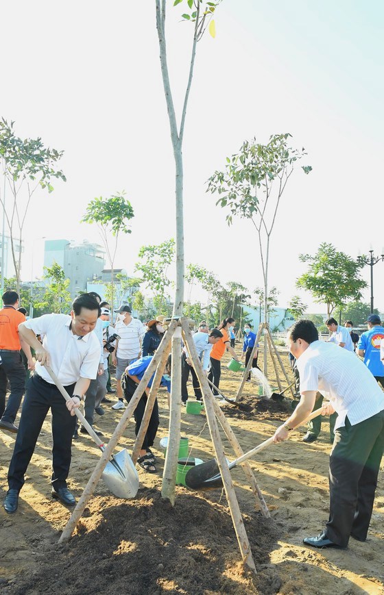 C&aacute;c đồng ch&iacute; l&atilde;nh đạo TP Thủ Đức trồng c&acirc;y tr&ecirc;n địa b&agrave;n. Ảnh: VIỆT DŨNG