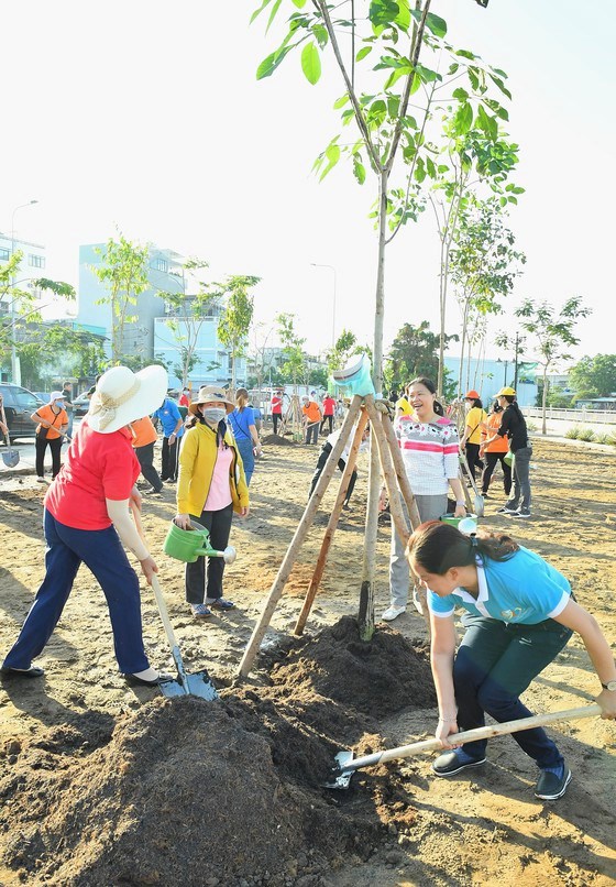 Cư d&acirc;n TP Thủ Đức trồng c&acirc;y. Ảnh: VIỆT DŨNG