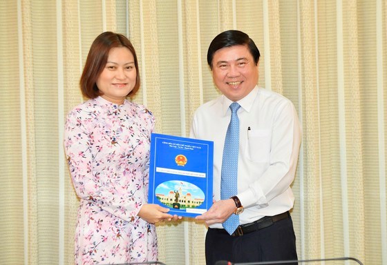 Chủ tịch UBND TPHCM Nguyễn Th&agrave;nh Phong trao quyết định cho b&agrave; Nguyễn Thị Thanh V&acirc;n. Ảnh: VIỆT DŨNG