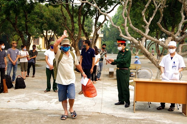 C&ocirc;ng d&acirc;n ho&agrave;n tất thời gian c&aacute;ch ly tập trung. (Ảnh: TTXVN)