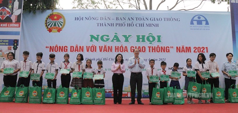 Ph&oacute; B&iacute; thư Th&agrave;nh ủy TPHCM Nguyễn Hồ Hải trao học bổng Lương Định Của cho học sinh