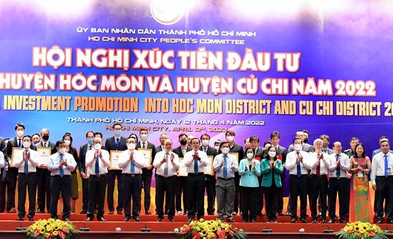 Chủ tịch nước Nguyễn Xu&acirc;n Ph&uacute;c c&ugrave;ng c&aacute;c đồng ch&iacute; l&atilde;nh đạo TPHCM, bộ ng&agrave;nh, doanh nghiệp tại hội nghị. Ảnh: VIỆT DŨNG