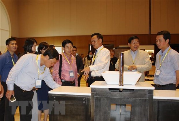 C&aacute;c đại biểu tham quan sản phẩm được trưng b&agrave;y trong khu&ocirc;n khổ Vietnam Furniture Matching Week. (Ảnh: Xu&acirc;n Anh/TTXVN)