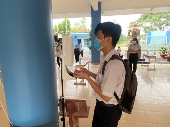 Học sinh Trường THPT Quang Trung (huyện Củ Chi) đến trường học trực tiếp