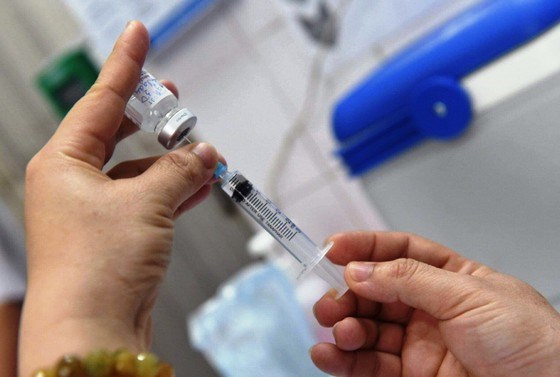 Bộ Y tế y&ecirc;u cầu c&aacute;c địa phương phải nhanh ch&oacute;ng triển khai ti&ecirc;m vaccine Covid-19