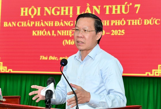 Chủ tịch UBND TPHCM Phan Văn M&atilde;i ph&aacute;t biểu tại hội nghị. Ảnh: VIỆT DŨNG