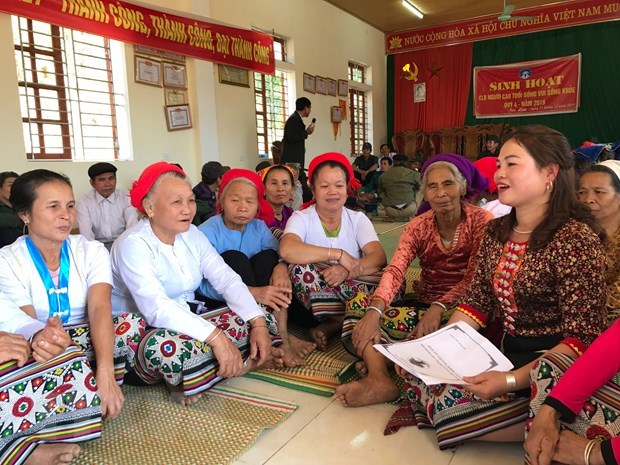 Sinh hoạt C&acirc;u lạc bộ Người cao tuổi lồng gh&eacute;p c&ocirc;ng t&aacute;c d&acirc;n số kế hoạch h&oacute;a gia đ&igrave;nh ở Nghệ An. (Ảnh: B&iacute;ch Huệ/TTXVN)