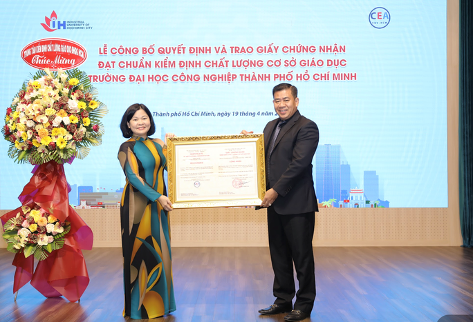 TS Phan Hồng Hải (phải) nhận giấy chứng nhận kiểm định cấp cơ sở gi&aacute;o dục