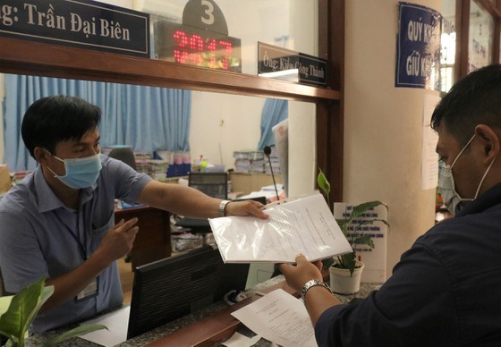 C&ocirc;ng chức phường B&igrave;nh Hưng H&ograve;a A (quận B&igrave;nh T&acirc;n) thực hiện thủ tục h&agrave;nh ch&iacute;nh cho người d&acirc;n. Ảnh: MAI HOA