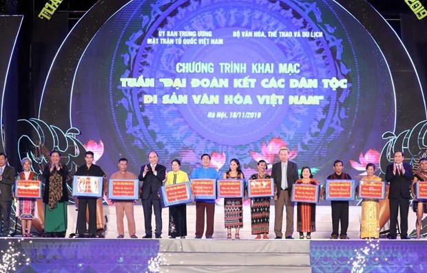 Thủ tướng Nguyễn Xu&acirc;n Ph&uacute;c trao qu&agrave; cho đồng b&agrave;o c&aacute;c d&acirc;n tộc sống v&agrave; sinh hoạt tại L&agrave;ng Văn h&oacute;a-Du lịch c&aacute;c d&acirc;n tộc Việt Nam năm 2019. (Ảnh: Thống Nhất/ TTXVN)