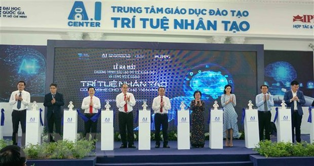 C&aacute;c đại biểu cắt băng khai trương Chương tr&igrave;nh đ&agrave;o tạo tr&iacute; tuệ nh&acirc;n tạo v&agrave; c&ocirc;ng nghệ Robot. (Ảnh: Thu Ho&agrave;i/TTXVN)