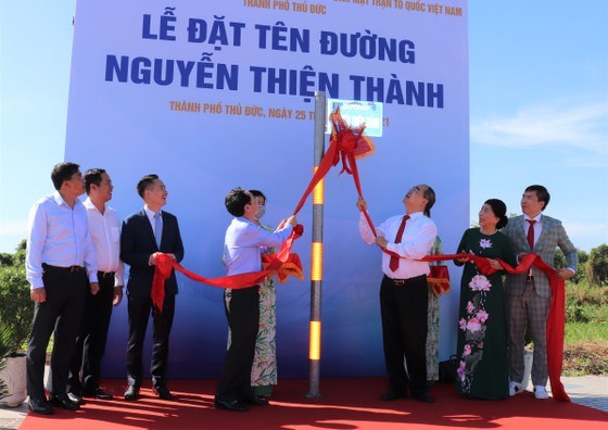 Nguy&ecirc;n B&iacute; thư Th&agrave;nh ủy TPHCM Nguyễn Thiện Nh&acirc;n, B&iacute; thư Th&agrave;nh ủy TP Thủ Đức Nguyễn Văn Hiếu v&agrave; gia đ&igrave;nh Gi&aacute;o sư Nguyễn Thiện Th&agrave;nh thực hiện nghi thức gắn bảng t&ecirc;n đường s&aacute;ng 25-4