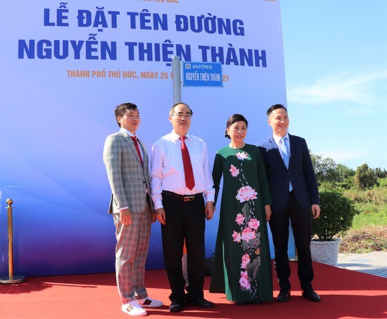 Gia đ&igrave;nh Gi&aacute;o sư Nguyễn Thiện Th&agrave;nh tại con đường mang t&ecirc;n &ocirc;ng