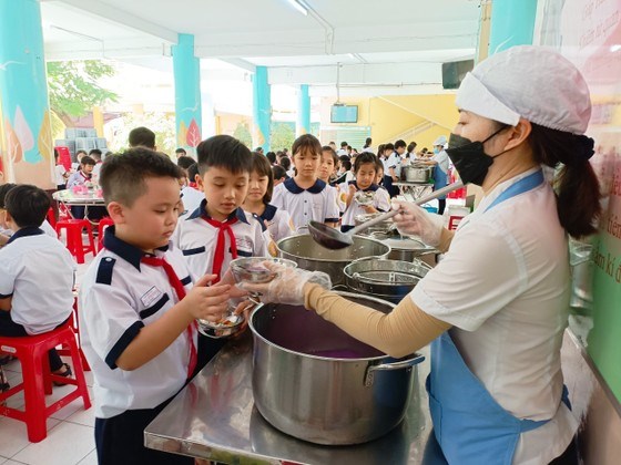Học sinh Trường Tiểu học Nguyễn Bỉnh Khi&ecirc;m (quận 1) trong bữa ăn b&aacute;n tr&uacute;