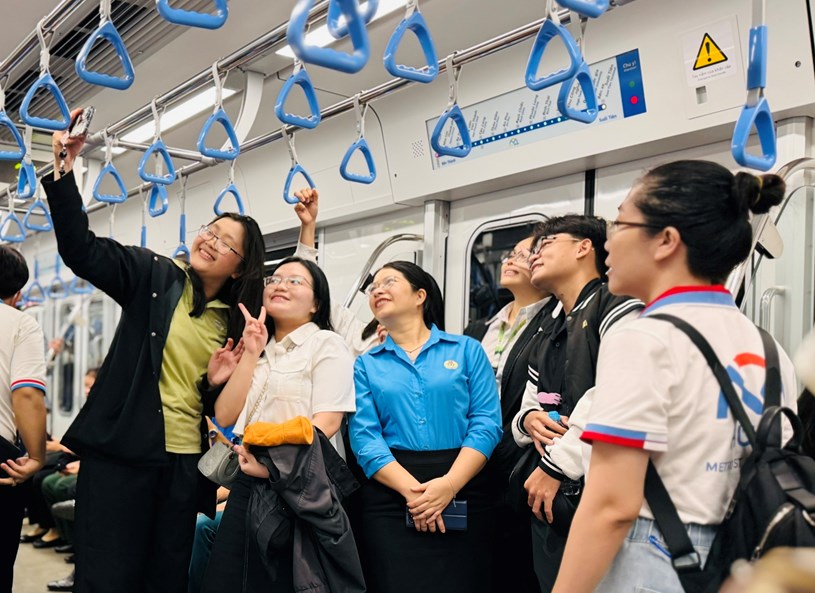 H&agrave;nh kh&aacute;ch b&ecirc;n trong t&agrave;u điện khởi h&agrave;nh&nbsp;to&agrave;n tuyến metro Bến Th&agrave;nh - Suối Ti&ecirc;n