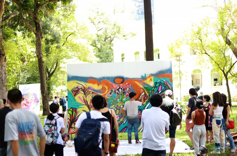 Hoạ sĩ graffiti vẽ trực tiếp ở khu&ocirc;n vi&ecirc;n xanh m&aacute;t của Dinh thự Ph&aacute;p, thuộc sự kiện Jam - Vietnam Urban Arts 2021. Ảnh Diễm Mi.