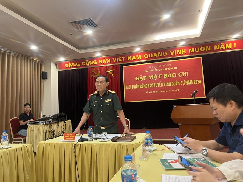 Trung tướng Nguyễn Văn Oanh, Cục trưởng Cục Nh&agrave; trường (Bộ Quốc ph&ograve;ng) chia sẻ về kỳ thi đ&aacute;nh gi&aacute; ri&ecirc;ng tuyển sinh cho c&aacute;c trường qu&acirc;n đội từ năm 2025 - Ảnh: VĨNH H&Agrave;