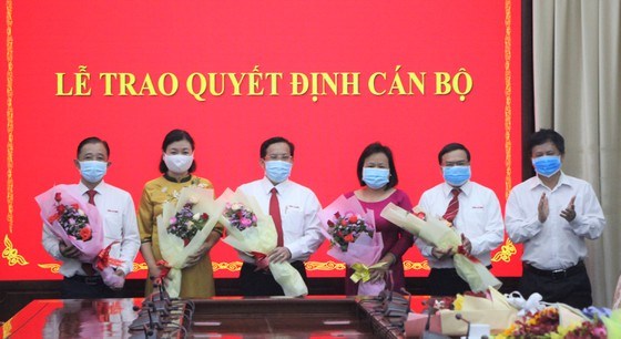 L&atilde;nh đạo Hội Nh&agrave; b&aacute;o TPHCM trao hoa ch&uacute;c mừng c&aacute;c l&atilde;nh đạo b&aacute;o vừa nhận quyết định bổ nhiệm. Ảnh: MAI HOA