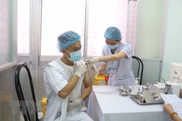 Ti&ecirc;m vaccine cho nh&acirc;n vi&ecirc;n y tế tại Tr&agrave; Vinh. (Ảnh: Thanh H&ograve;a/TTXVN)