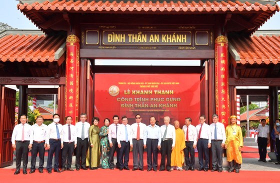 C&aacute;c đại biểu dự lễ kh&aacute;nh th&agrave;nh đ&igrave;nh thần An Kh&aacute;nh. Ảnh: VIỆT DŨNG