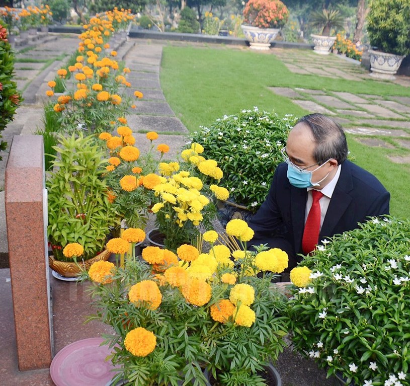 B&iacute; thư Th&agrave;nh ủy TPHCM Nguyễn Thiện Nh&acirc;n đến từng phần mộ của c&aacute;c anh h&ugrave;ng liệt sĩ thắp những n&eacute;n hương thơm để tưởng nhớ v&agrave; tri &acirc;n.