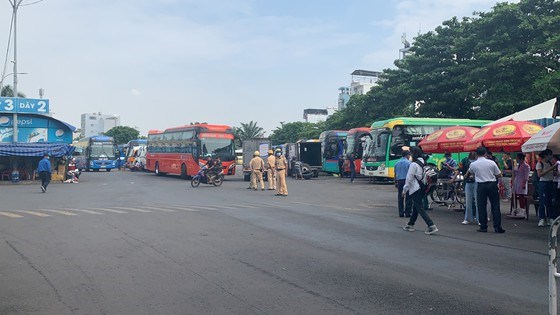 Lực lượng lập chốt kiểm tra ở cổng 5 Bến xe Miền Đ&ocirc;ng v&agrave;o s&aacute;ng ng&agrave;y 29-4. Ảnh: CH&Iacute; THẠCH