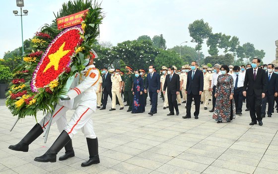 C&aacute;c đồng ch&iacute; l&atilde;nh đạo TPHCM đến viếng, d&acirc;ng hoa, d&acirc;ng hương&nbsp;tưởng nhớ c&aacute;c anh h&ugrave;ng liệt sĩ tại Nghĩa trang Liệt sĩ TPHCM, s&aacute;ng 29-4-2021. Ảnh: VIỆT DŨNG