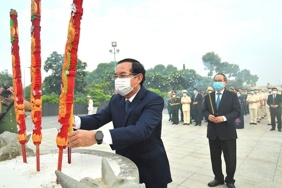 B&iacute; thư Th&agrave;nh ủy TPHCM Nguyễn Văn N&ecirc;n d&acirc;ng hương tại Nghĩa trang Liệt sĩ TPHCM, s&aacute;ng 29-4-2021. Ảnh: VIỆT DŨNG