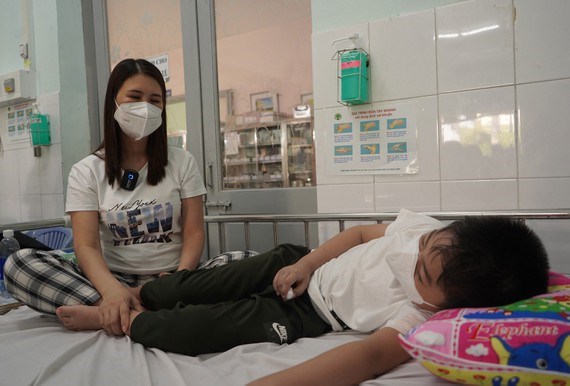Bệnh nhi điều trị sốt xuất huyết tại Bệnh viện Nhi đồng 2, TPHCM. Ảnh: TH&Agrave;NH SƠN