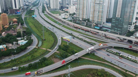 Giao th&ocirc;ng li&ecirc;n ho&agrave;n tại phường An Ph&uacute;, TP Thủ Đức. Ảnh: CAO THĂNG