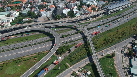 Giao th&ocirc;ng li&ecirc;n ho&agrave;n tại xa lộ H&agrave; Nội, TP Thủ Đức. Ảnh: CAO THĂNG