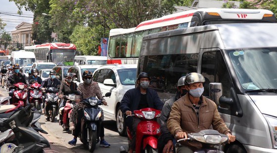 Phương tiện nối d&agrave;i di chuyển&nbsp;tr&ecirc;n đường phố Đ&agrave; Lạt ng&agrave;y 1-5. Ảnh:&nbsp;ĐO&Agrave;N KI&Ecirc;N