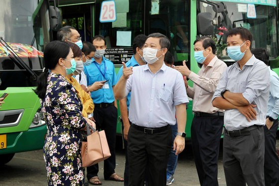 Ph&oacute; Chủ tịch UBND TPHCM kiểm tra c&ocirc;ng t&aacute;c ph&ograve;ng chống dịch Covid-19 tại Bến xe quận 8. Ảnh: HO&Agrave;NG H&Ugrave;NG