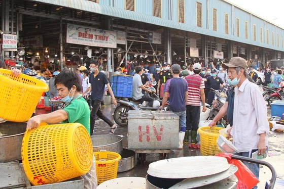 Nhiều trường hợp đeo khẩu trang kh&ocirc;ng đ&uacute;ng quy định tại Chợ B&igrave;nh Điền. Ảnh: HO&Agrave;NG H&Ugrave;NG