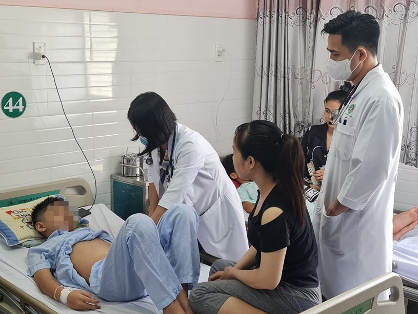 B&aacute;c sĩ Bệnh viện L&ecirc; Văn Thịnh thăm kh&aacute;m lại cho bệnh nhi.