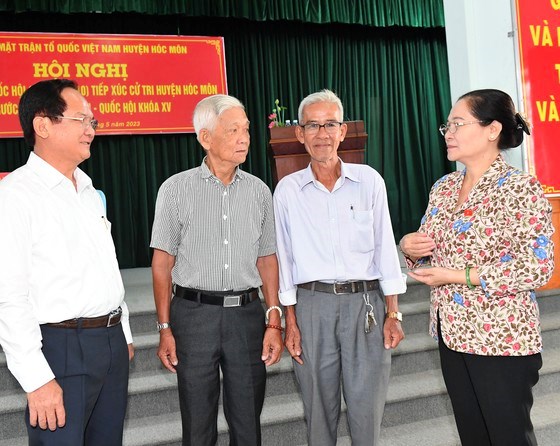 Chủ tịch HĐND TPHCM Nguyễn Thị Lệ trao đổi với cử tri huyện H&oacute;c M&ocirc;n. Ảnh: VIỆT DŨNG