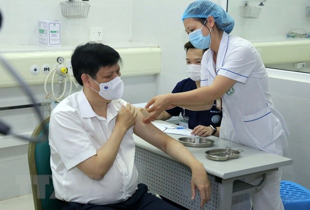 Bộ trưởng Nguyễn Thanh Long ti&ecirc;m vaccine ph&ograve;ng COVID-19. (Ảnh: Ho&agrave;ng Hiếu/TTXVN)