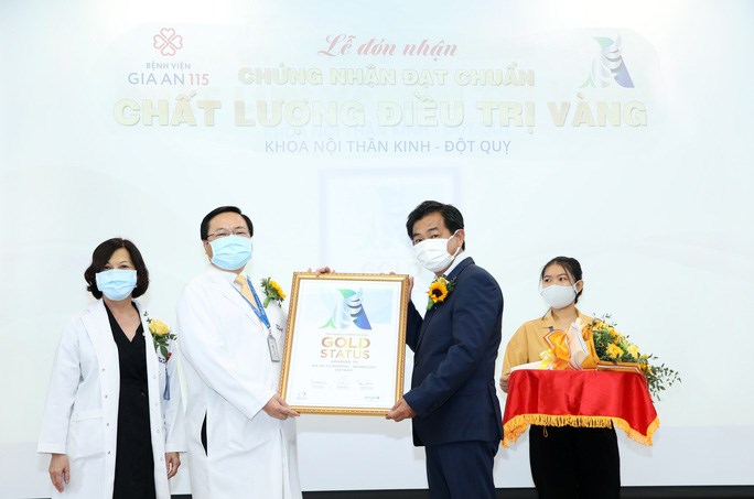 PGS-TS-BS Nguyễn Huy Thắng, Ph&oacute; Chủ tịch Hội Đột quỵ Việt Nam, trao chứng nhận chuẩn chất lượng điều trị V&agrave;ng về đột quỵ cho Bệnh viện Gia An 115 TP HCM.