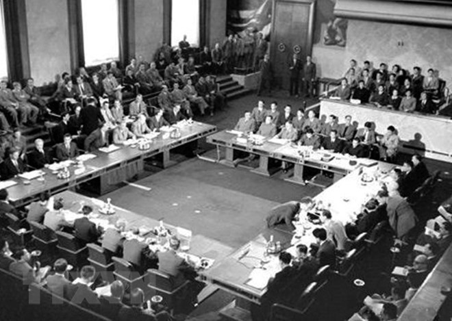 Chiến thắng Điện Bi&ecirc;n Phủ buộc ch&iacute;nh phủ Ph&aacute;p phải k&yacute; kết Hiệp định Geneva (7/1954) c&ocirc;ng nhận độc lập, chủ quyền, thống nhất v&agrave; to&agrave;n vẹn l&atilde;nh thổ ba nước Đ&ocirc;ng Dương, kết th&uacute;c vẻ vang cuộc kh&aacute;ng chiến trường kỳ, gian khổ k&eacute;o d&agrave;i 9 năm (1945-1954). (Ảnh: TTXVN)